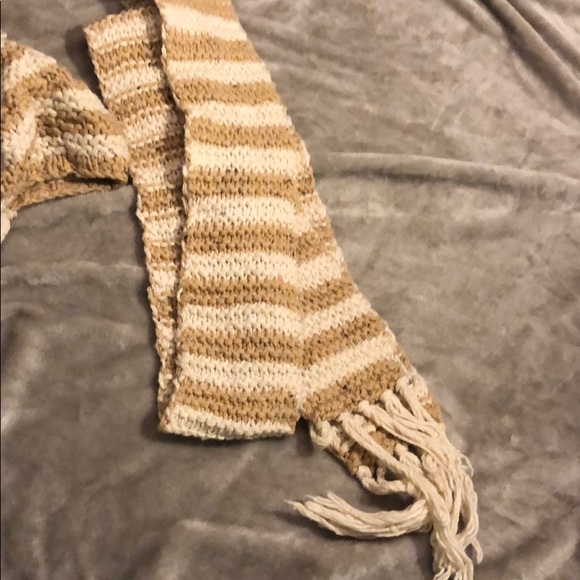 Women’s American Eagle Scarf and Hat Set - Picture 4 of 6
